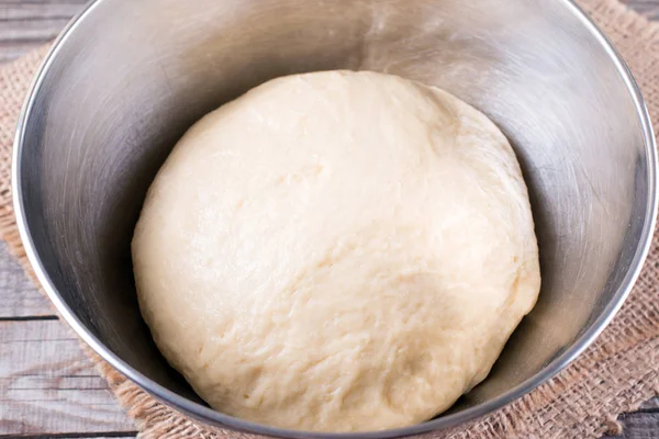 Massa de farinha crua em uma assadeira de pão — Fotografia de Stock