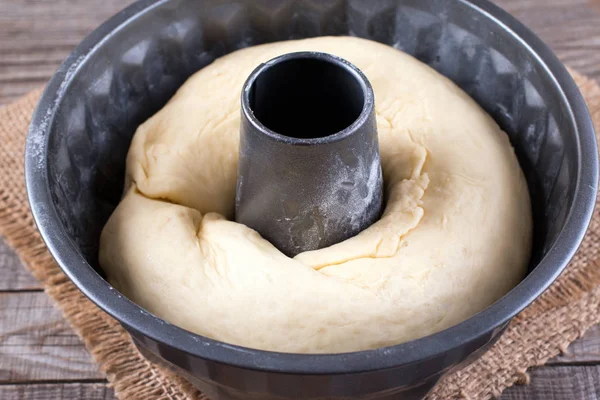 Gekochter runder Kuchen aus Hefeteig mit Marmelade — Stockfoto