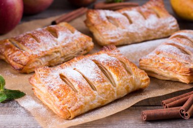 elma ve pudra şekeri ile puf böreği