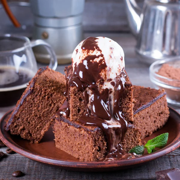 Bolo de chocolate com sorvete e molho de chocolate — Fotografia de Stock
