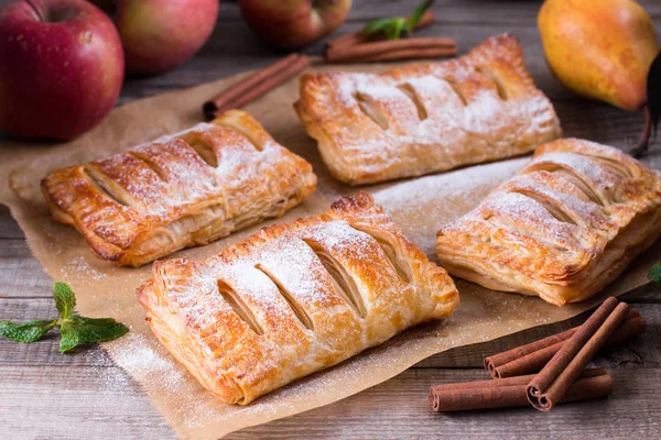 Puff pastry with apples and powdered sugar — Stock Photo, Image