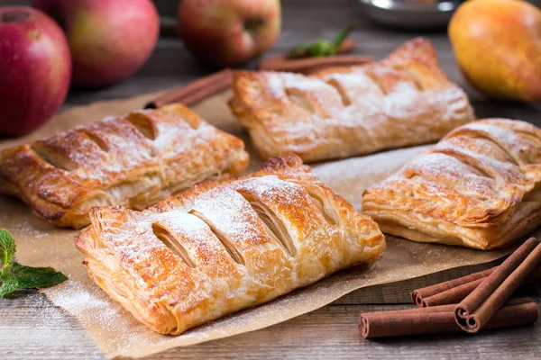 Puff pastry with apples and powdered sugar — Stock Photo, Image
