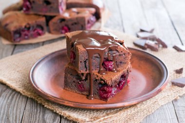 Vişne ve çikolata soslu çikolatalı kek
