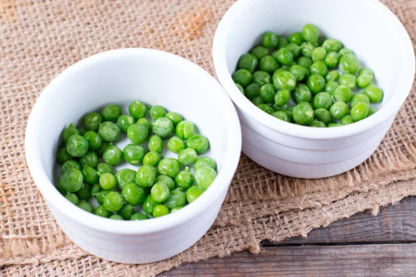 Green peas in baking dish — Stock Photo, Image