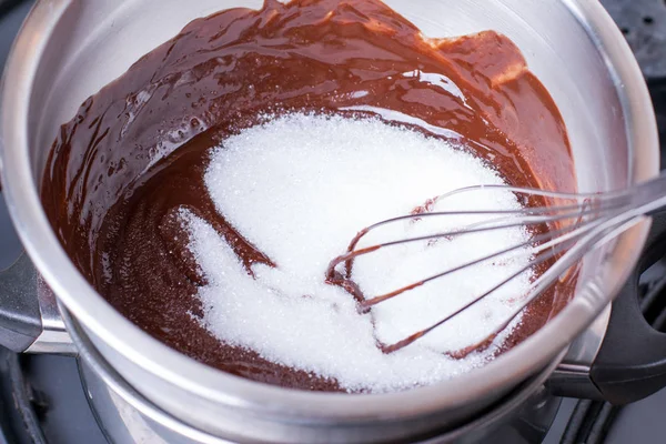 Шоколад и сахар в миске — стоковое фото
