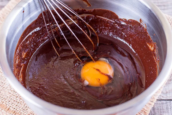 Ouă de gălbenuș mixt și ciocolată pentru coacere sau coacere . — Fotografie, imagine de stoc