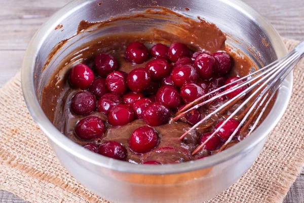 Cerezas y masa de chocolate en un tazón — Foto de Stock