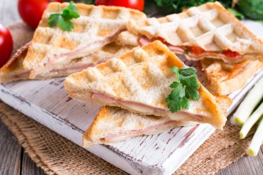 sandviç tost ızgara peynir ve domates ile