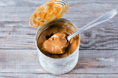 Banka yoğunlaştırılmış süt haşlanmış