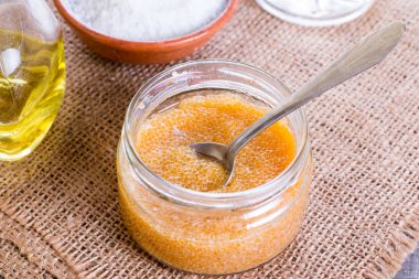 Pike havyar masada cam kavanozda