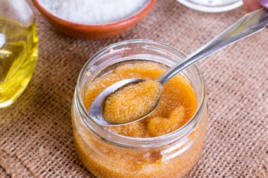 Pike havyar masada cam kavanozda