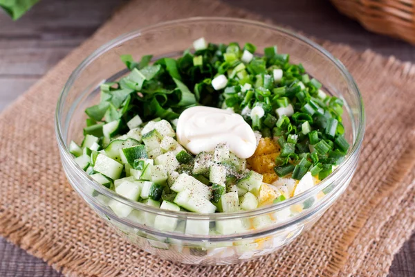Салат с зеленым луком, яйцом, огурцом в миске — стоковое фото