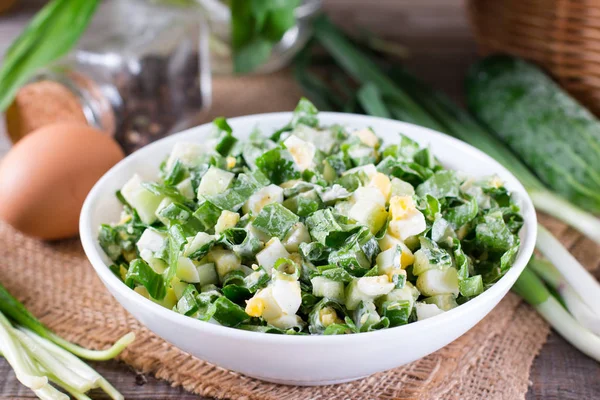 Зеленый салат с луком и яйцом — стоковое фото