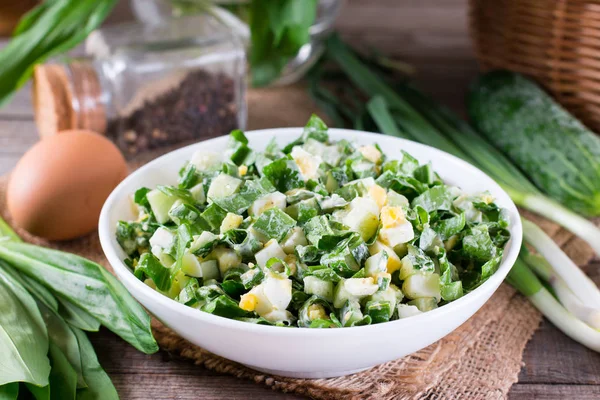Зеленый салат с луком и яйцом — стоковое фото