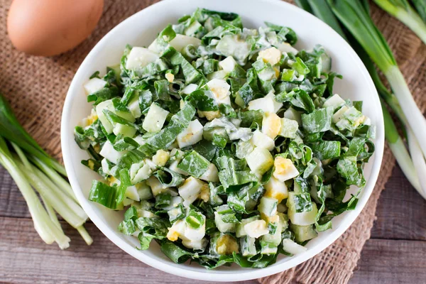 Свежий летний легкий салат с яйцами и зеленью — стоковое фото