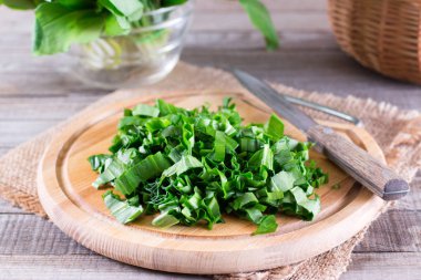 Bir kesme tahtası üzerinde Ramson veya yabani sarımsak dilimlenmiş