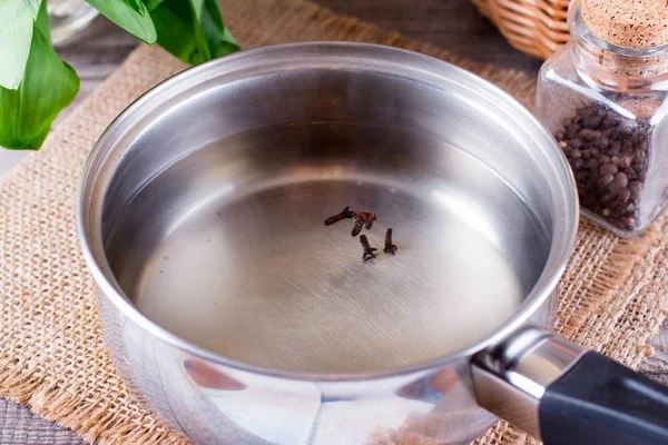 Preparation of marinade. Carnation buds in water — Stock Photo, Image