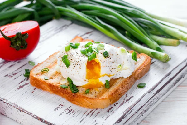 Huevo escalfado en tostadas —  Fotos de Stock
