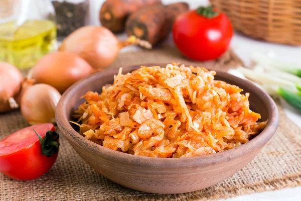 Col cocida preparada para comer. Col estofada casera en un tazón — Foto de Stock