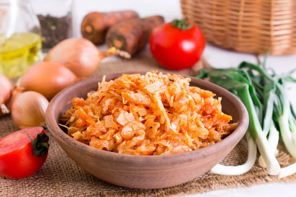 Col estofada con zanahoria en un plato —  Fotos de Stock