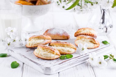 Pasties süzme peynir ve hafif bir ahşap zemin üzerine pudra şekeri ile. Geleneksel Rus pasta Sochnik.