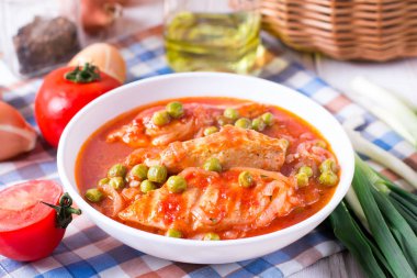 Tavuk Cacciatore. Domates ve yeşil bezelye ile kızarmış tavuk