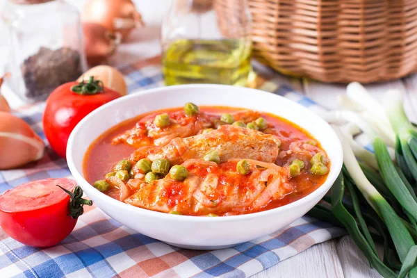 Chicken Cacciatore. Braised chicken with tomatoes and green peas — Stock Photo, Image