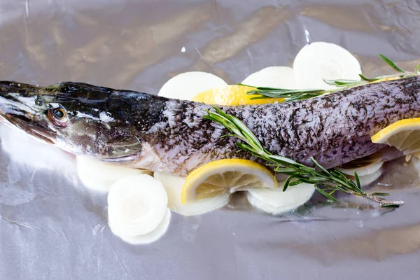 Fresh fish with lemon, lime, rosemary, salt and pepper — Stock Photo, Image