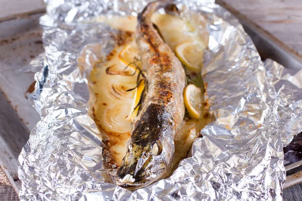 Baked fish with lemon and rosemary — Stock Photo, Image