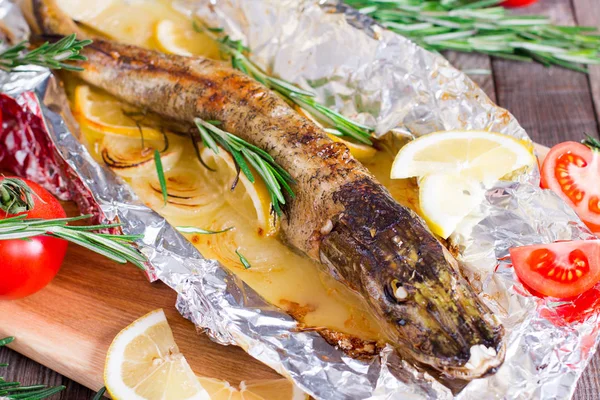Pečená ryba s citronem a rozmarýnem — Stock fotografie