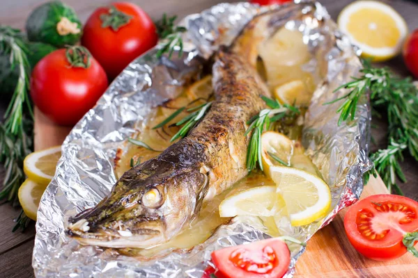 Pescado al horno con limón y romero —  Fotos de Stock