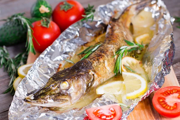 Baked fish with lemon and rosemary — Stock Photo, Image