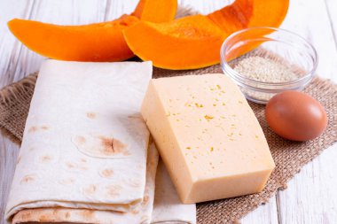 Balkabaklı Samosa - geleneksel oryantal hamur işleri. İçindekiler