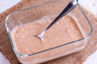 Fırında pişirilmiş göğsü domates ve peynirle marine etmek için salamura.