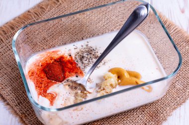 Fırında pişirilmiş göğsü domates ve peynirle marine etmek için salamura.