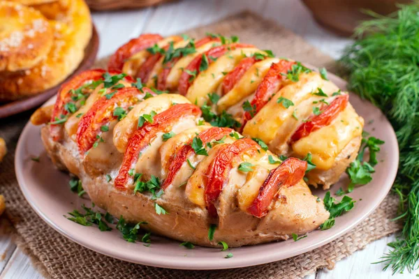 Filet de poulet cuit avec des tomates et du fromage cheddar — Photo