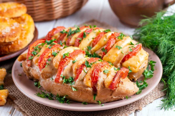 Печёная куриная грудка с сыром и помидорами — стоковое фото
