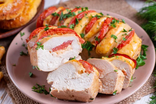 Филе курицы с помидорами и сыром чеддер — стоковое фото