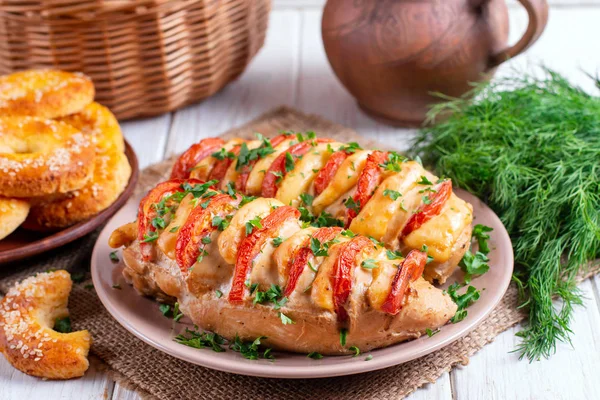 Филе курицы с помидорами и сыром чеддер — стоковое фото