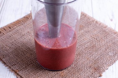 Karıştırıcıda karaciğer sufle malzemeleri var.