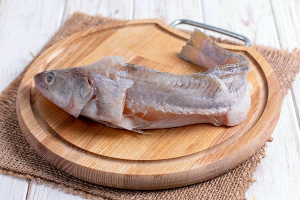 Ingredients to fragrant broth or fish soup: fresh fish — Stock Photo, Image