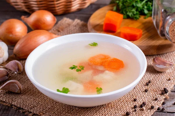 Kaldu ikan segar. Sup ikan dengan bahan-bahan dan rempah-rempah untuk memasak — Stok Foto