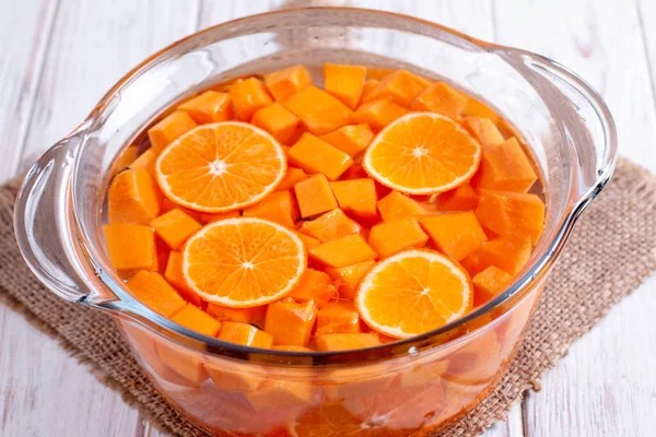 Cocinar limonada de calabaza con mandarinas en una sartén — Foto de Stock