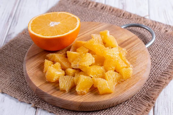 Нарізаний апельсин на обробній дошці на столі — стокове фото