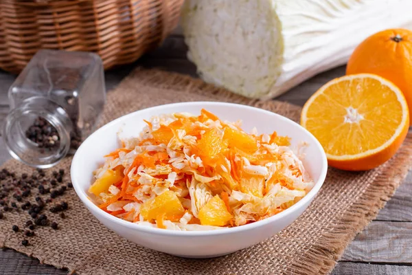 Свіжий капустяний салат з апельсинами та морквою — стокове фото
