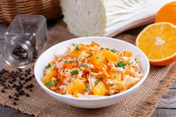 Свежий салат из капусты с апельсинами и морковью — стоковое фото