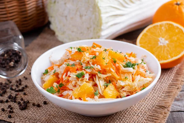 Salada de repolho fresca com laranjas e cenouras — Fotografia de Stock