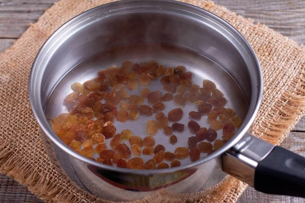 Raisins in a pan — 스톡 사진