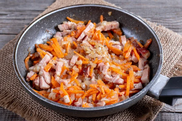 Смажена цибуля і морква зі сковородою — стокове фото