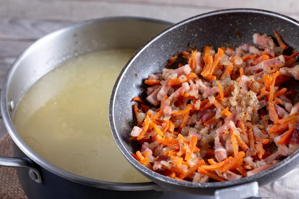 Жареный лук и морковь с сковородкой — стоковое фото
